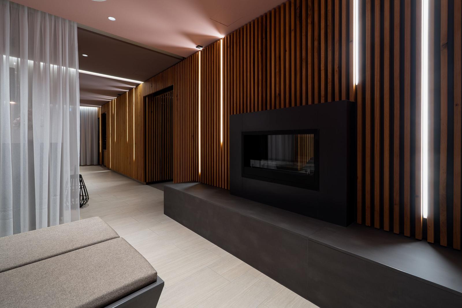 Moderne Lounge mit Kamin und Holzwandverkleidung