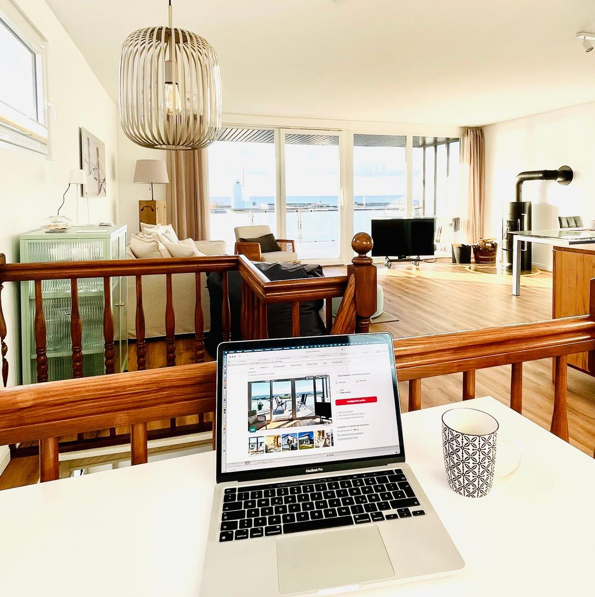 Wohnung mit Blick auf Wasser, Holzboden und moderner Einrichtung.