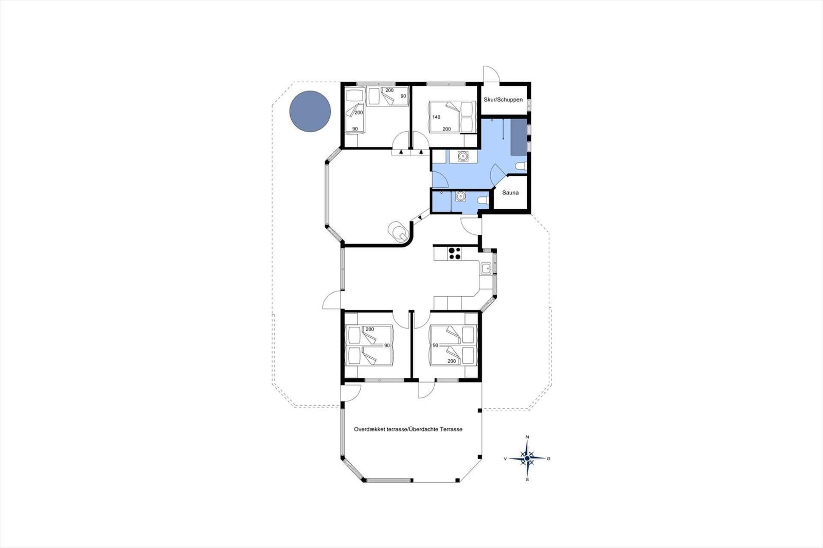 This house has three bedrooms, a sauna, and a covered terrace.