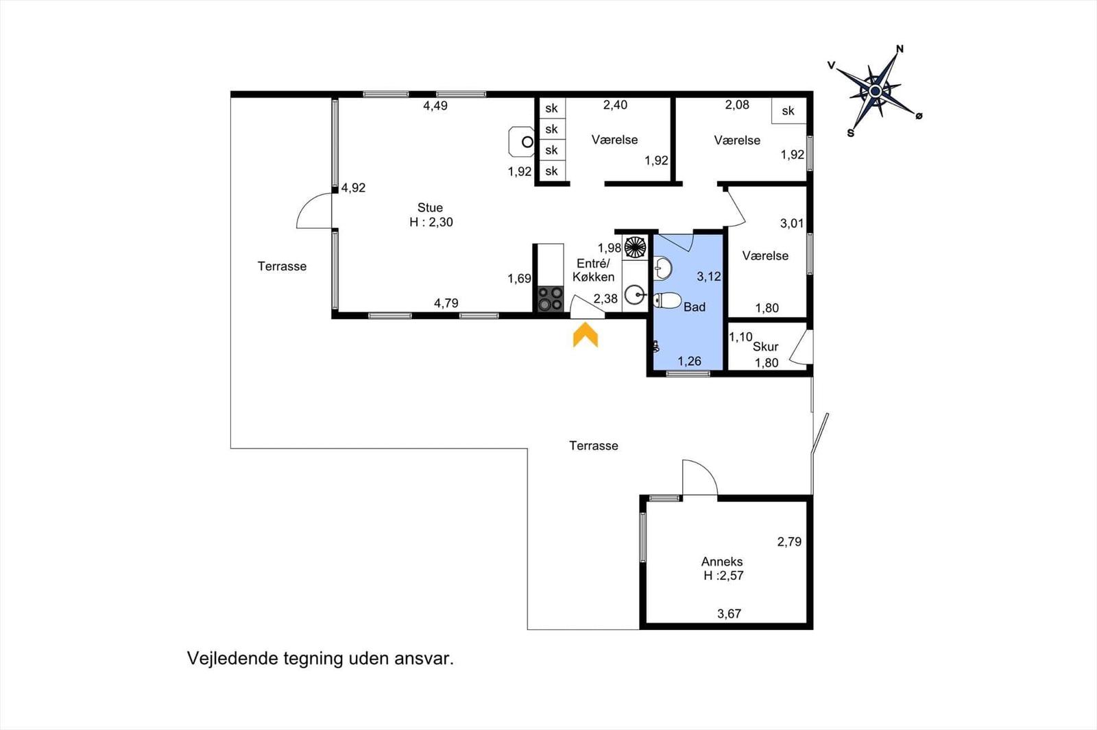 Apartment with three bedrooms, kitchen, bathroom, and terrace. Hall with entrance.