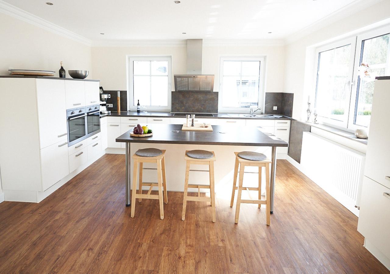 Vollausgestattete Wohnküche mit Kücheninsel