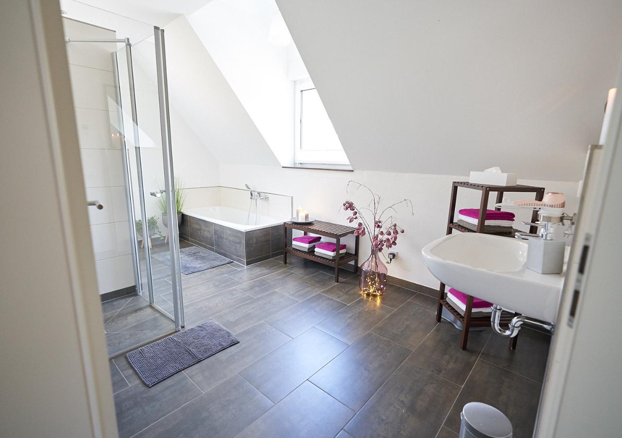 Großes Badezimmer im Obergeschoss mit Badewanne