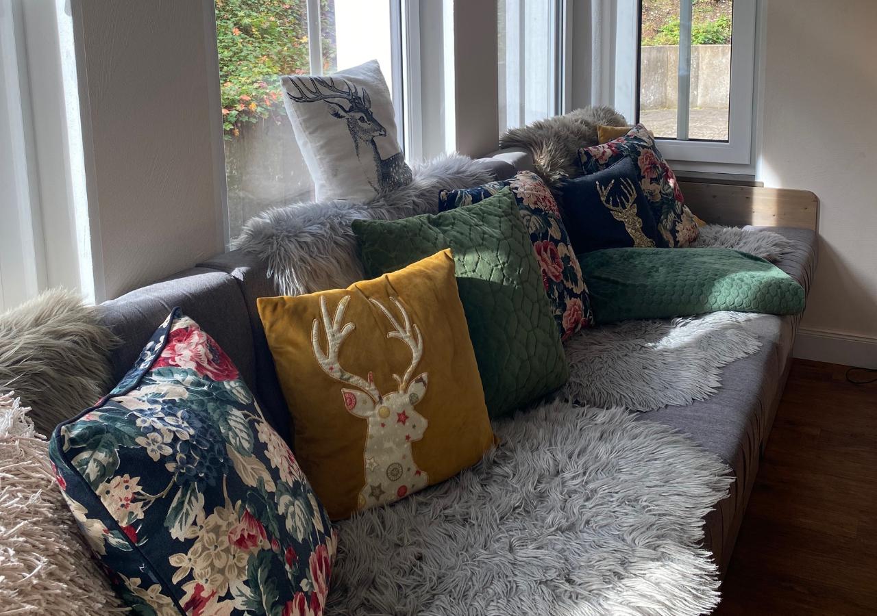 Sitzgelegenheit im Gemeinschaftsraum, Blick Richtung Kamin und TV