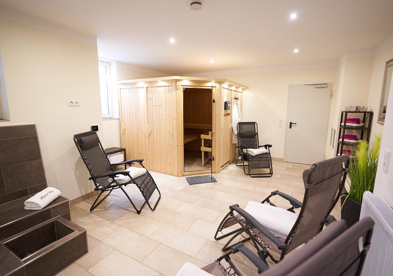 Saunabereich, mit Fußbad, Regendusche und Schwalldusche, eigenes WC