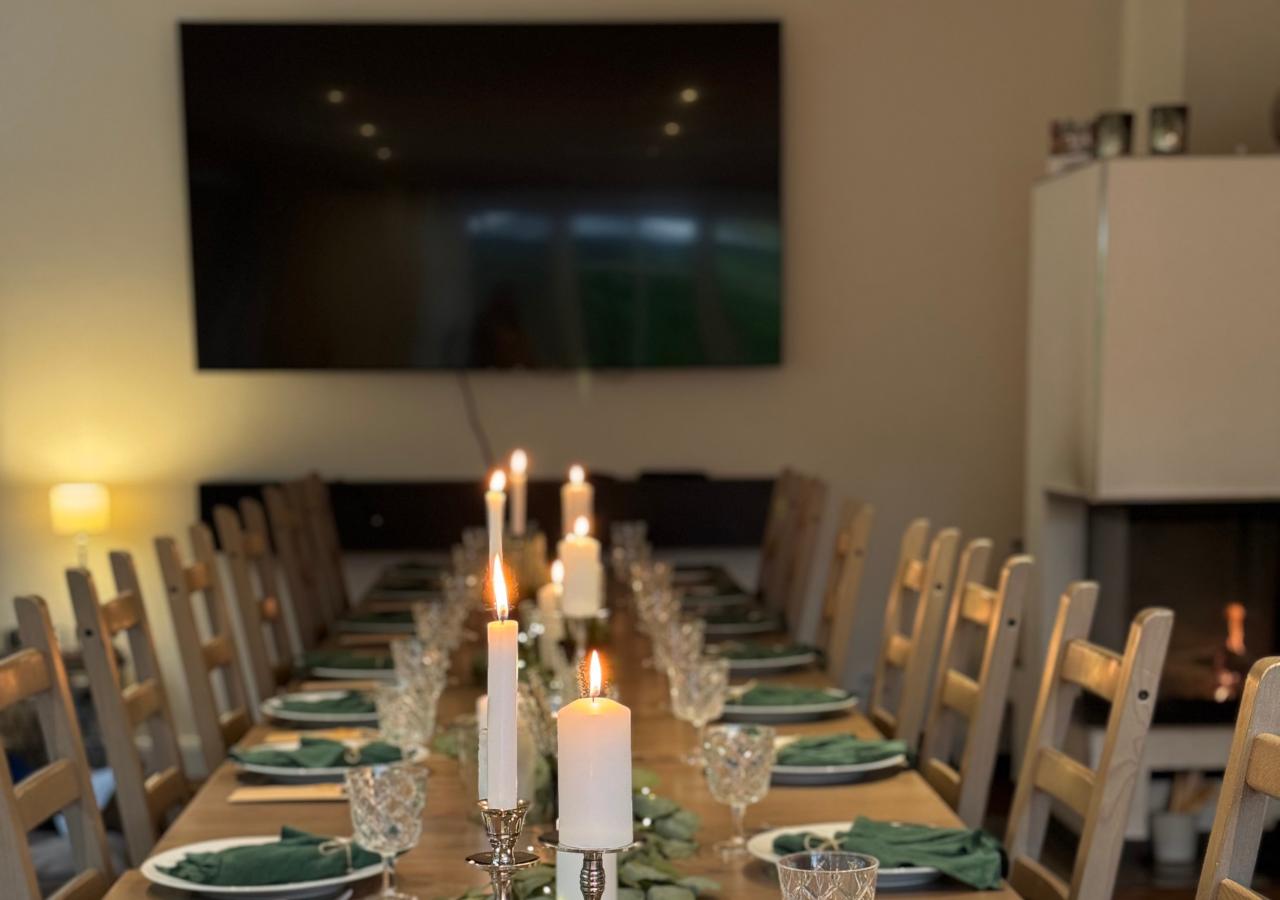 Tafel individuell gedeckt für eine Familienfeier