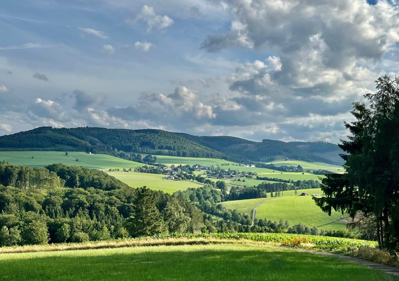 Wanderung in Elpe, Blick Richtung Nachbardörfchen Altenfeld