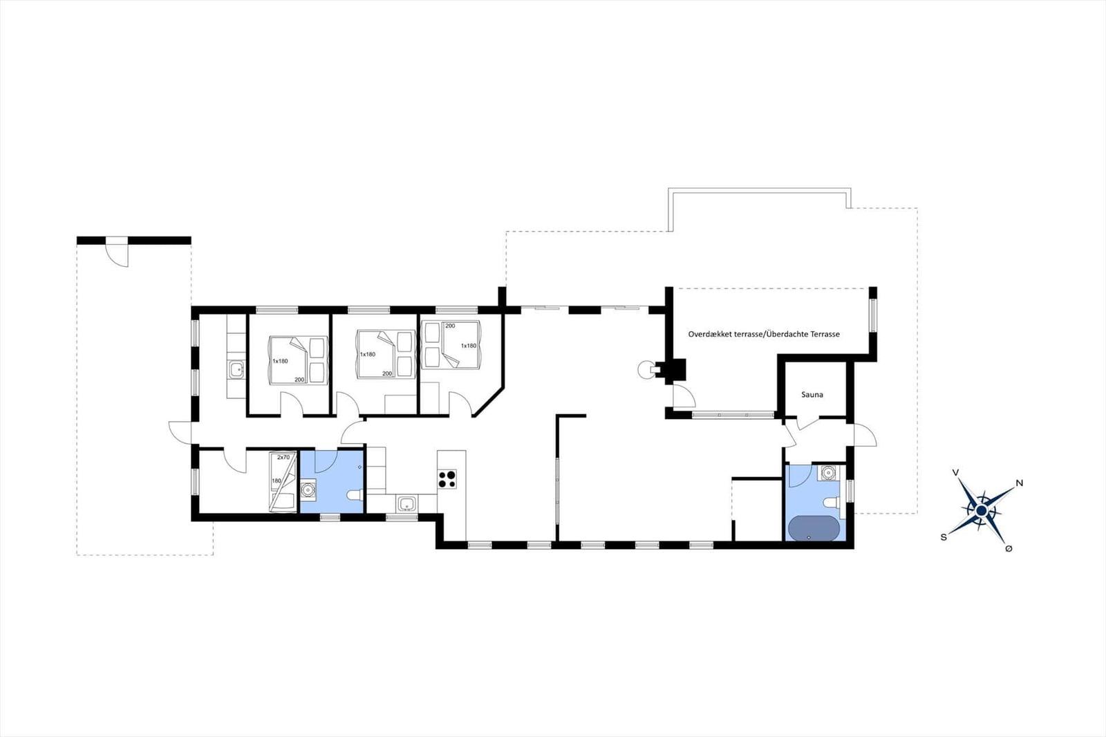 This house has three bedrooms, a kitchen, a sauna, and a covered terrace.
