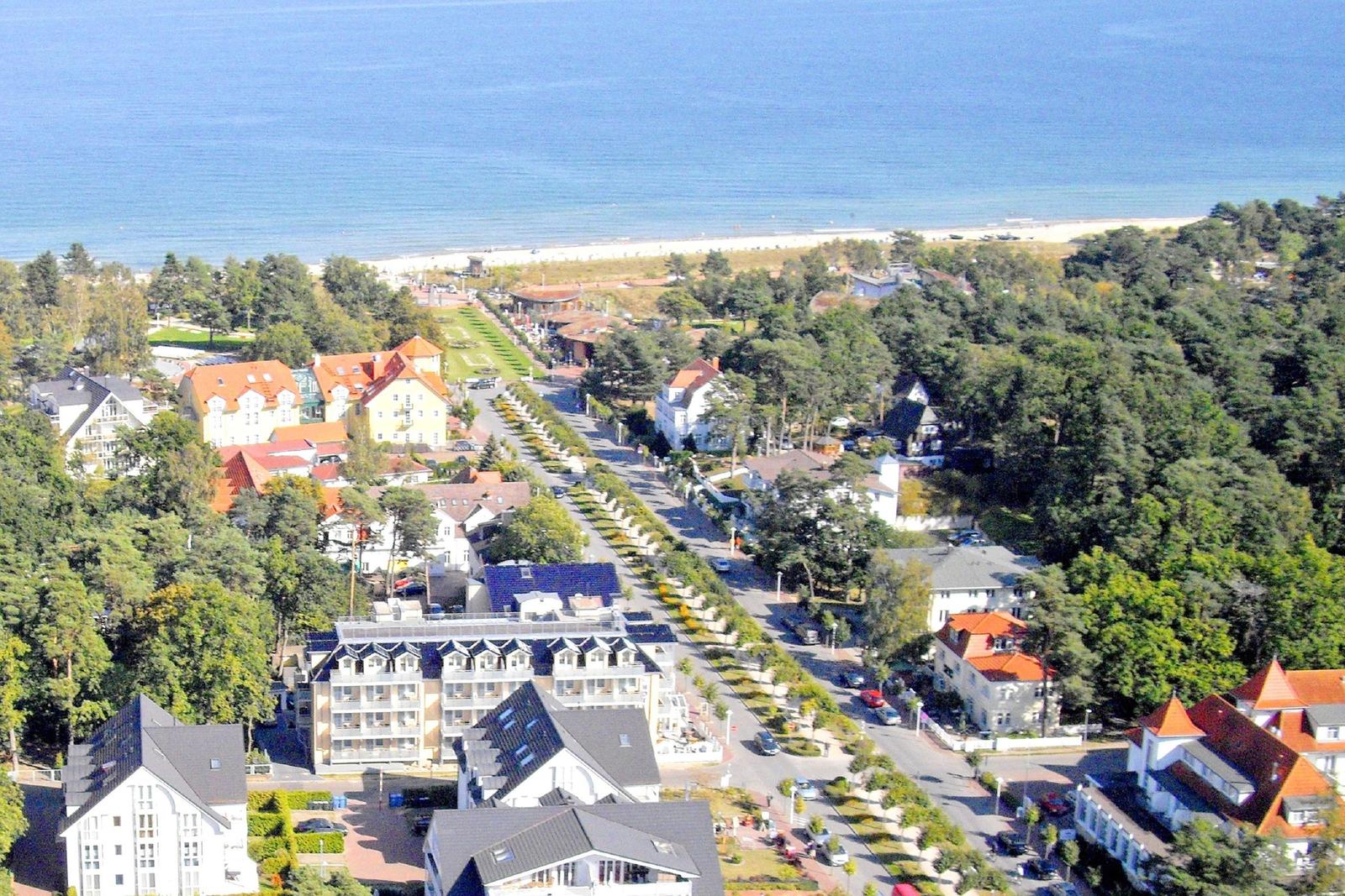 Panoramablick auf Strand, Häuser und Wald