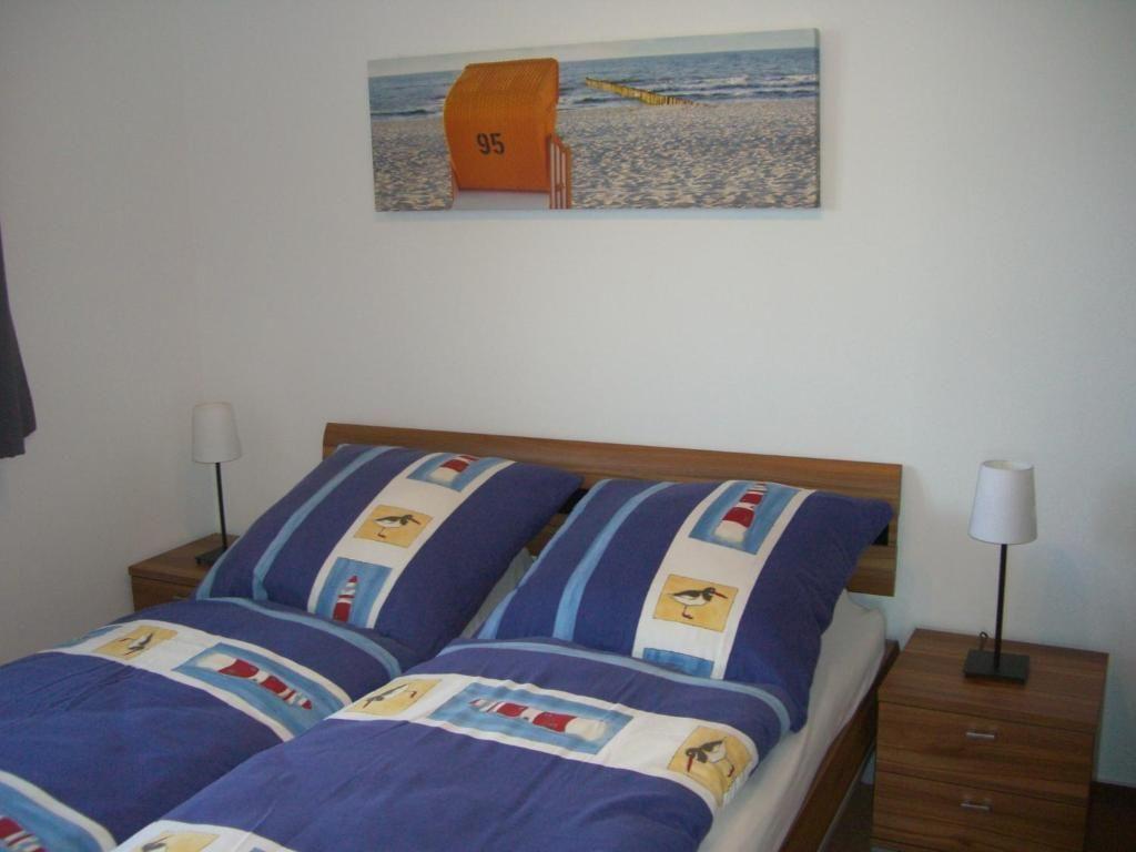 Schlafzimmer mit Bett, Nachttischen und Wandbild