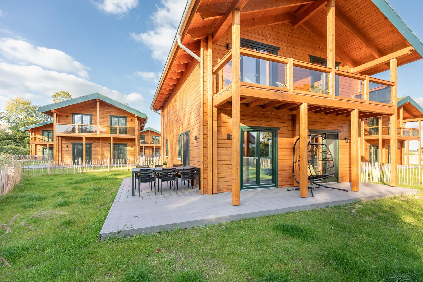 Holzhäuser mit Balkon und Terrasse im Grünen