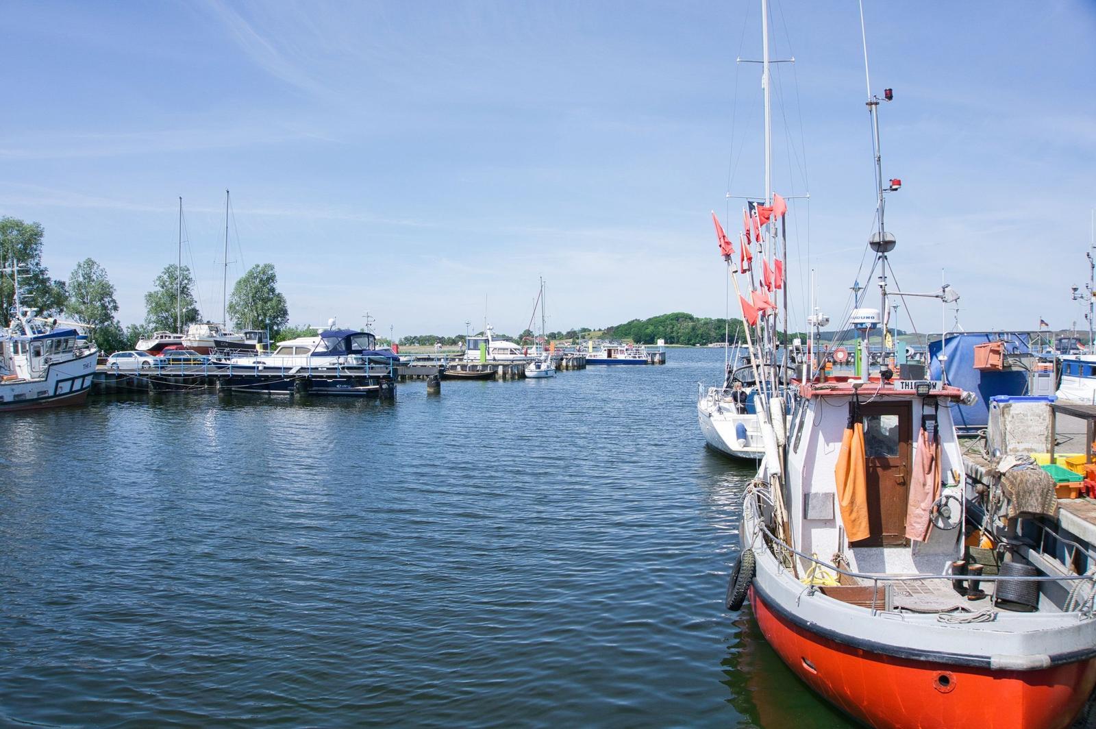 Hafen mit Booten und ruhigem Wasser unter blauem Himmel
