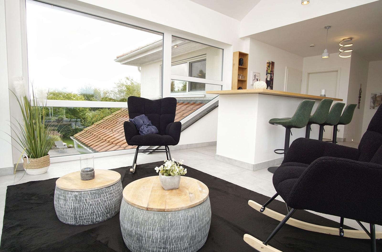 Wohnbereich mit Sitzgelegenheiten und Blick auf den Garten