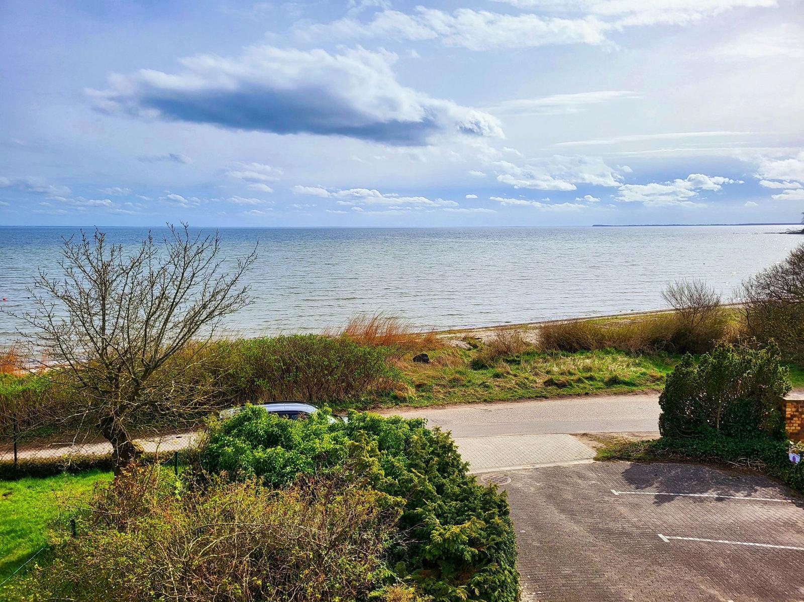 Meeresblick mit Parkplatz und Grünflächen