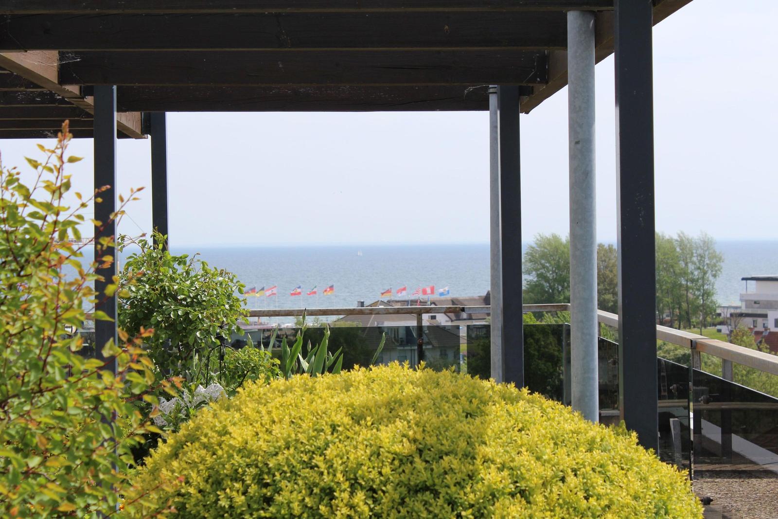 Terrasse mit Blick auf Meer und Flaggen