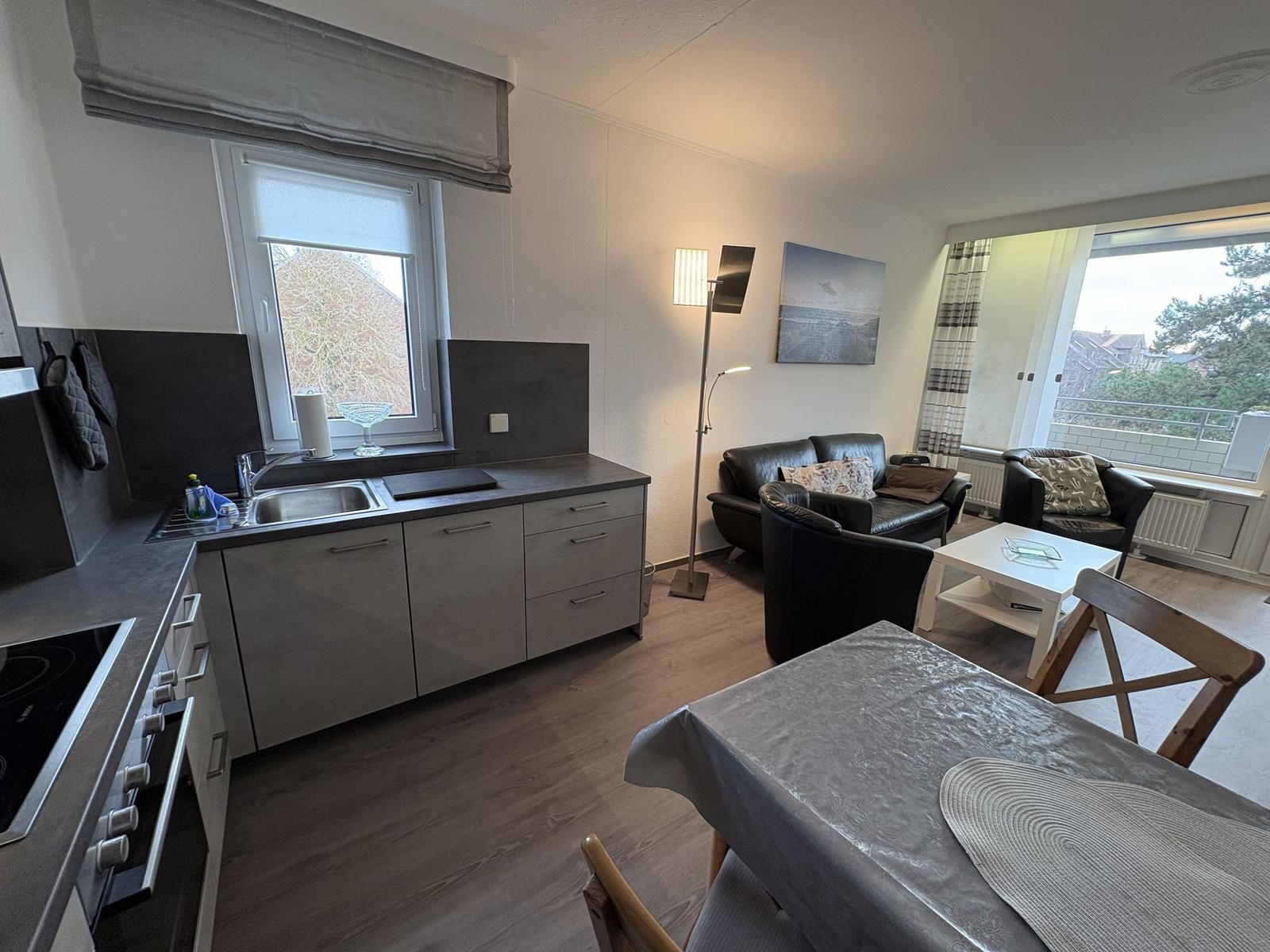 Küche, Wohnbereich und Esstisch mit Tischdecke