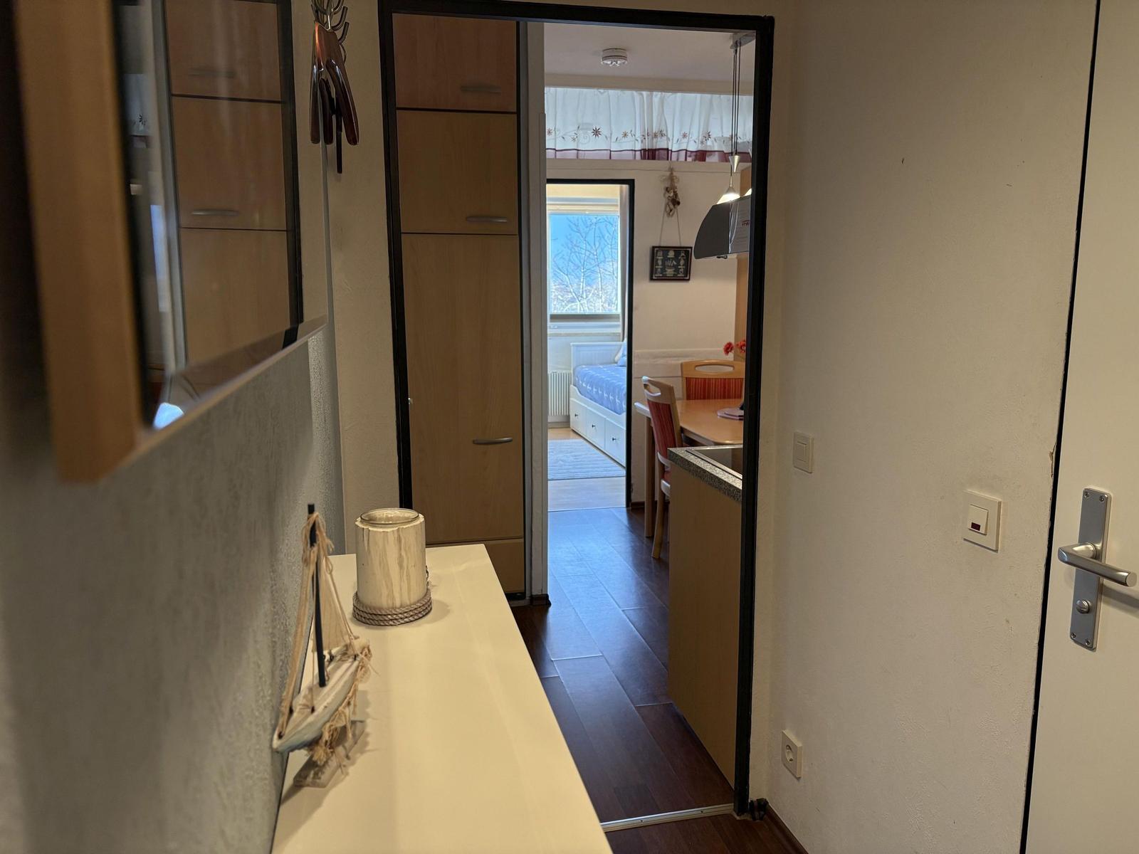 Küche mit Blick in Wohn- und Schlafzimmer