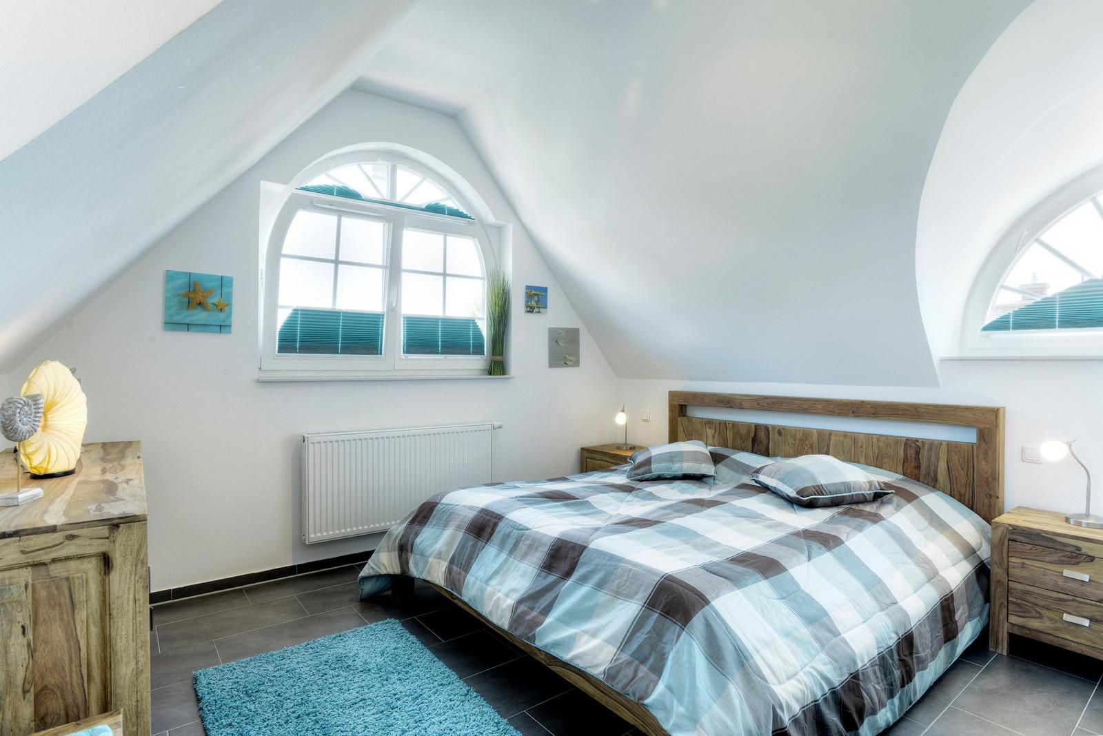 Schlafzimmer mit Doppelbett