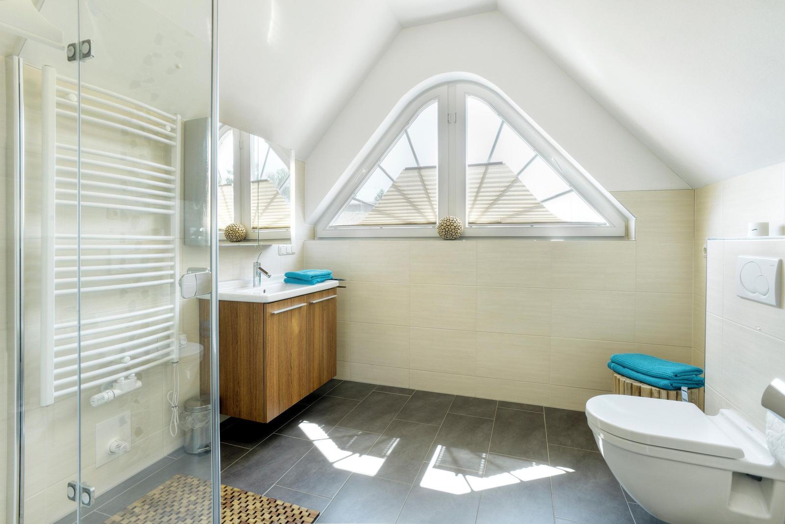 Badezimmer mit ebenerdiger Dusche