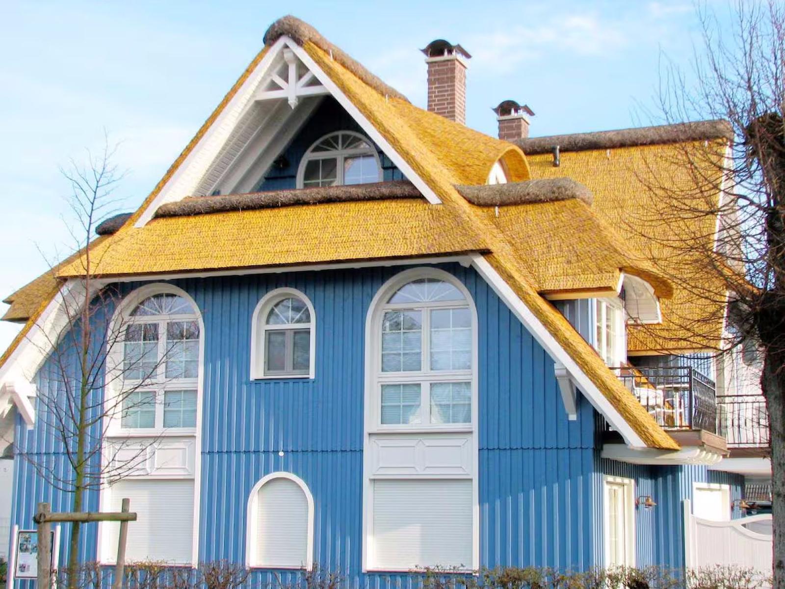 Seitlicher Blick auf das Haus mit überdachtem Balkon