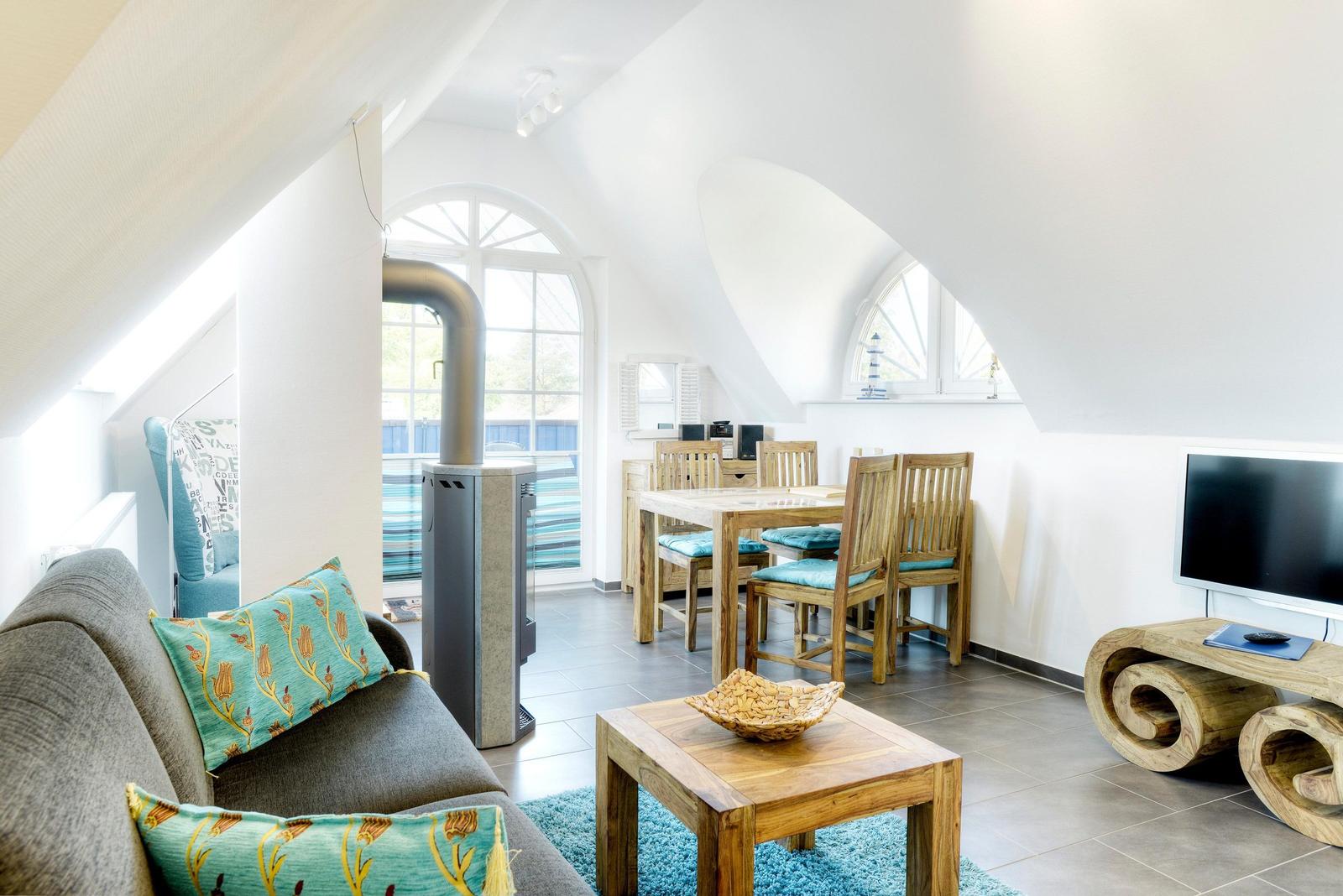 Blick ins Wohnzimmer mit Kaminofen