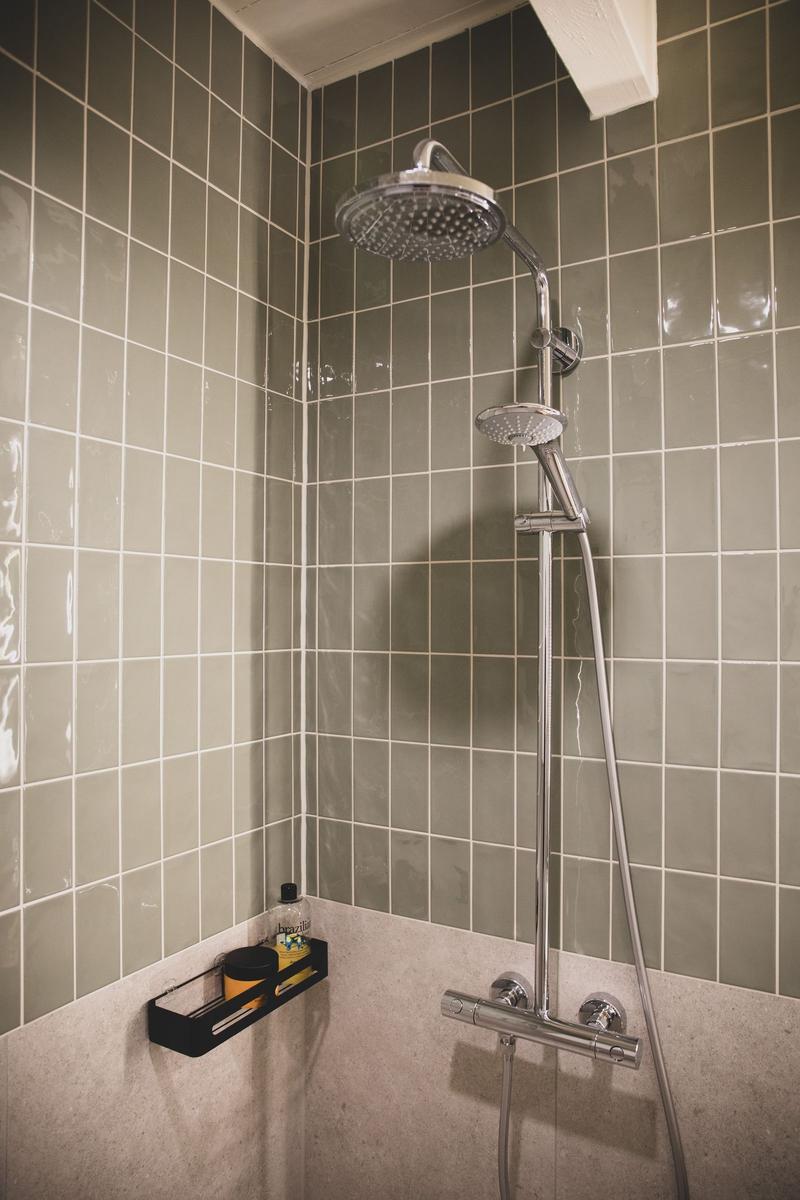 Dusche mit Duschbrause und Regendusche an Wand