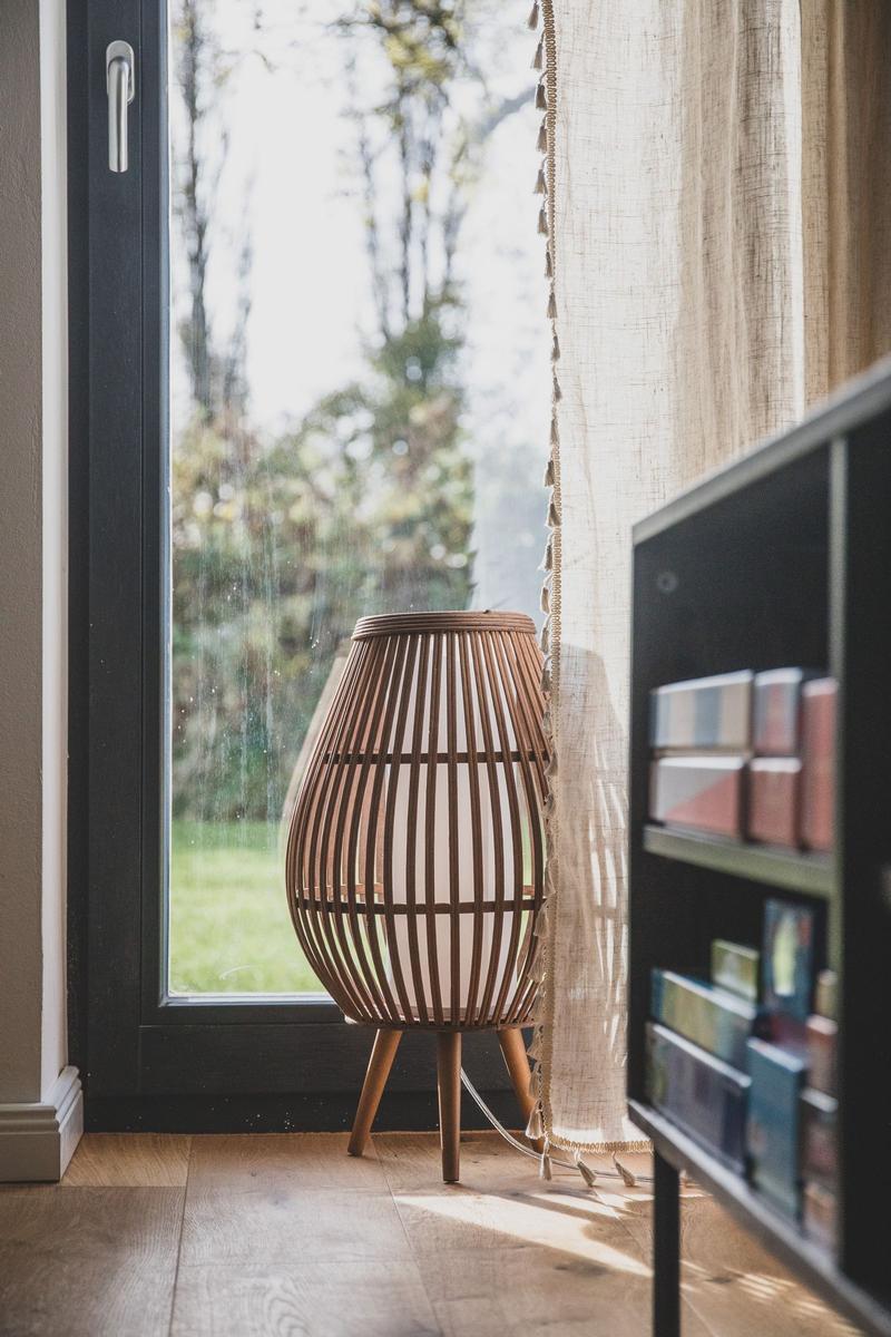 Helle Lampe neben Fenster mit Blick auf Garten