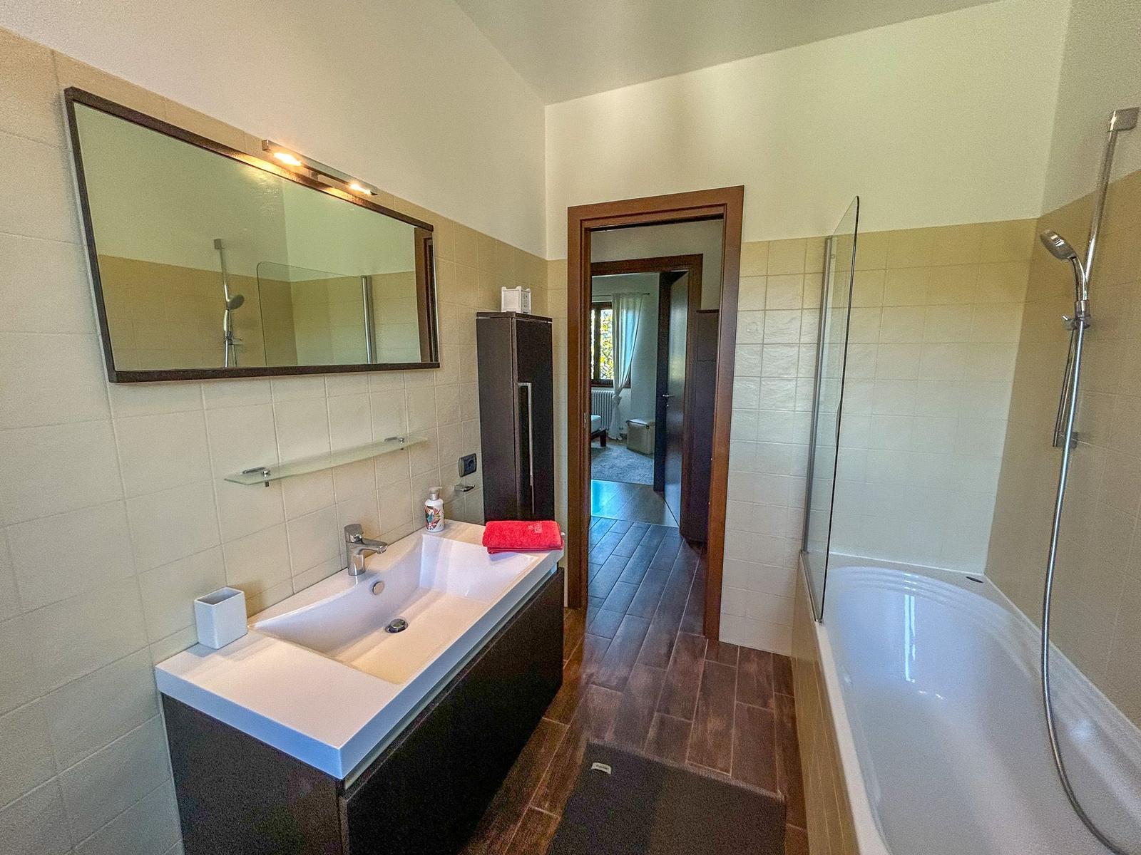 Bad mit Dusche, Badewanne und Waschbecken