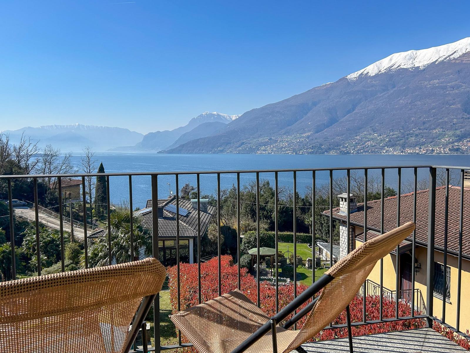 Terrasse mit Blick auf See und schneebedeckte Berge
