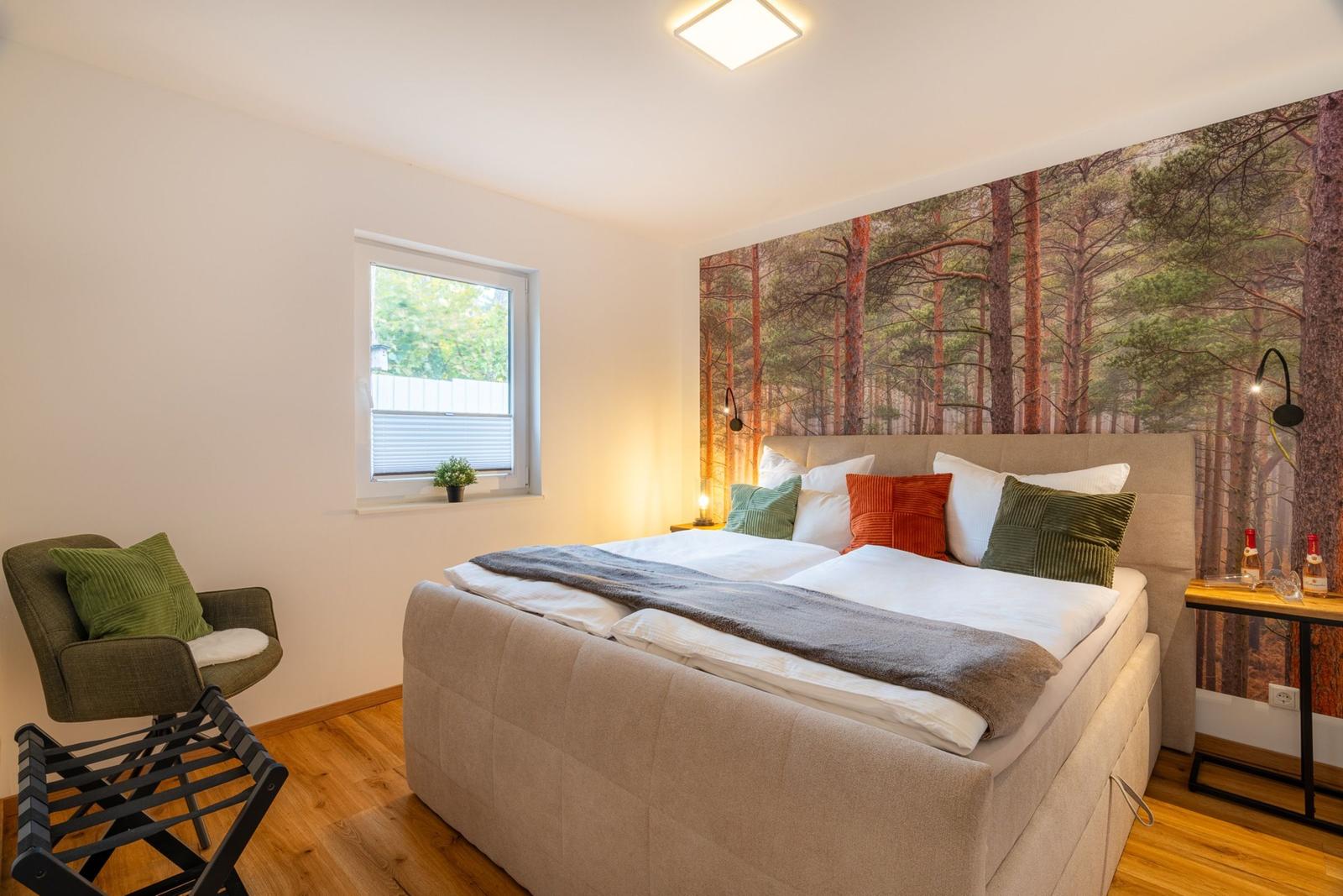 Schlafzimmer mit Bett, Wandtapete und Fenster