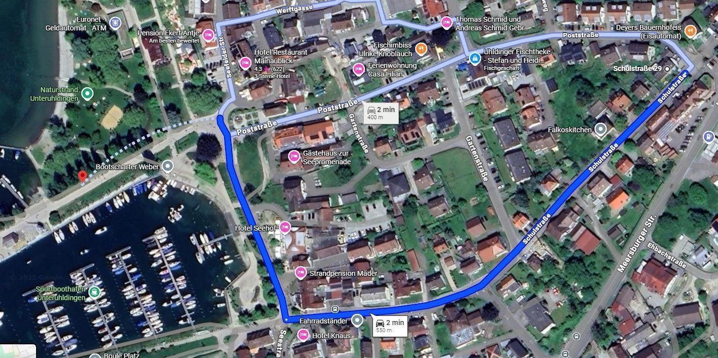 Karte zeigt Route durch Ortschaft mit Straßen und Seepromenade.