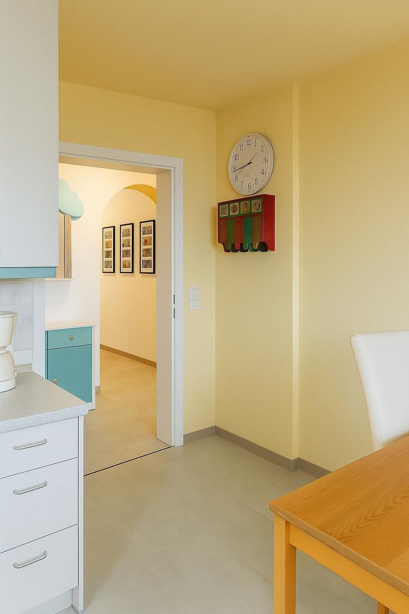 Küche mit Essbereich und Durchgang zur Wohnfläche