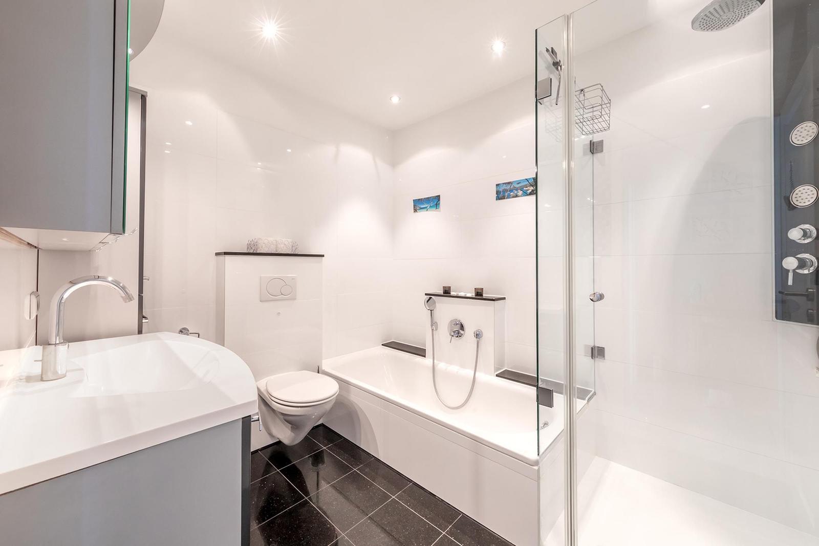 Moderne Badezimmer mit Dusche, Badewanne und Waschbecken.