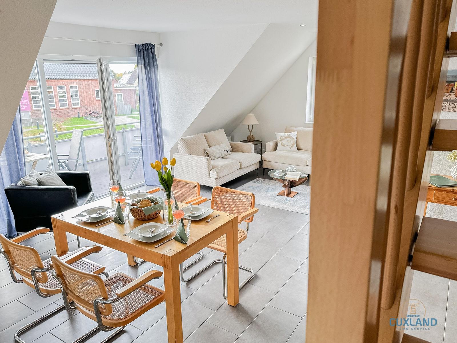 Wohn- und Essbereich mit Terrasse und Blick auf Garten.