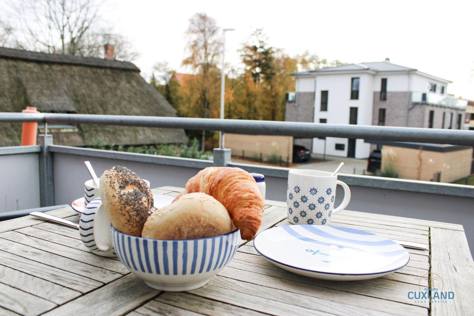Frühstück auf Balkon mit Brot und Kaffee