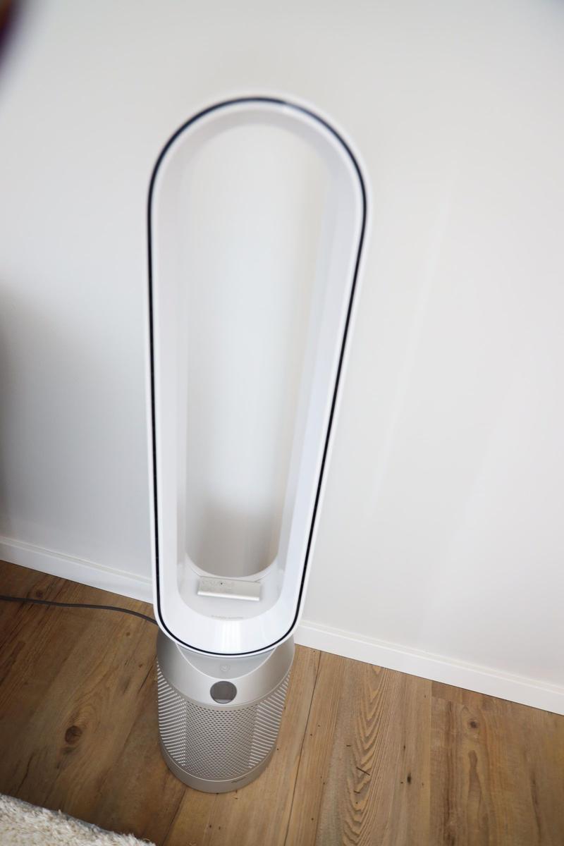 Moderne Staubsaugerstaubabsaugung auf Holzboden