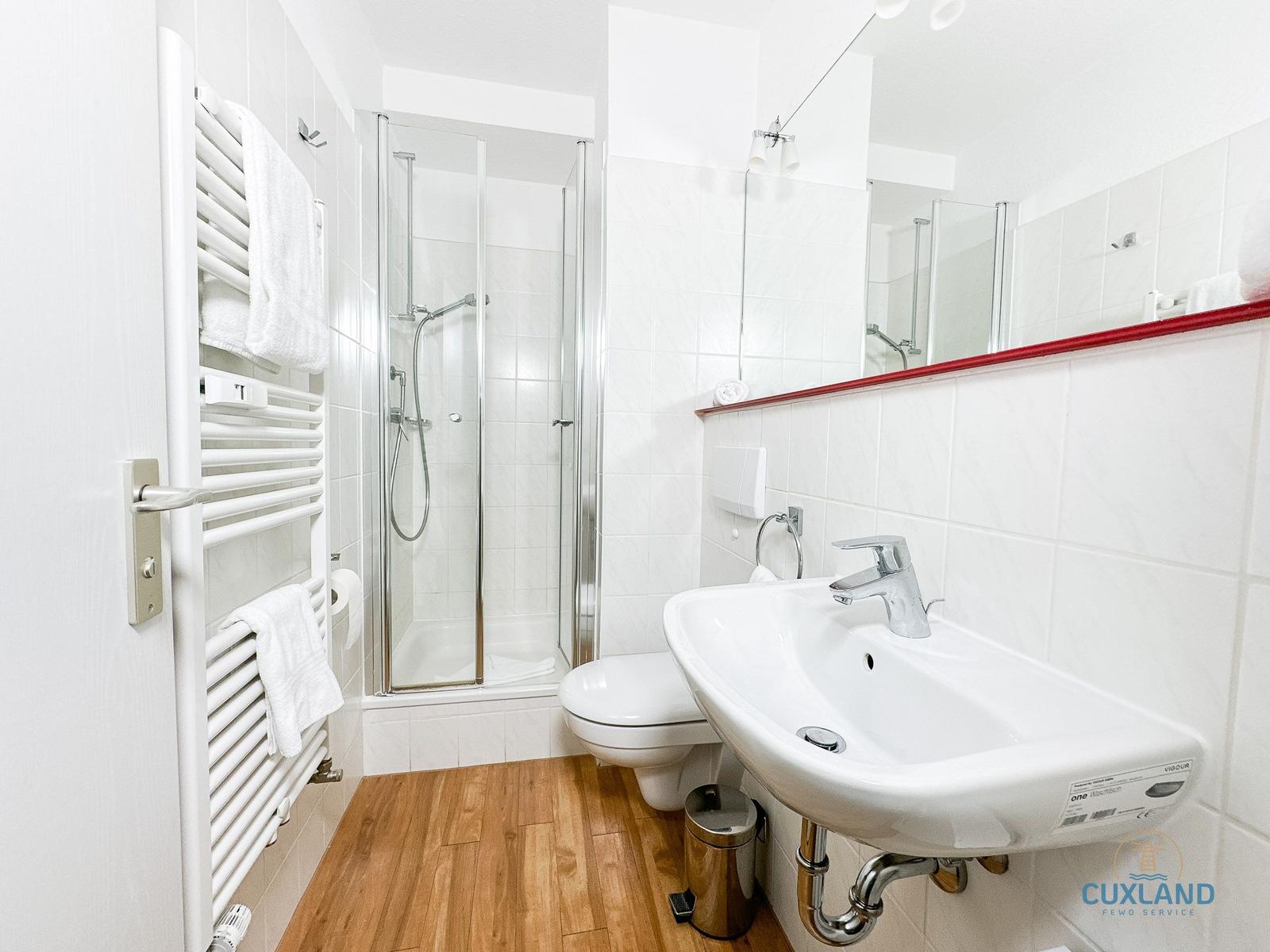 Badezimmer mit Dusche, Toilette und Waschbecken