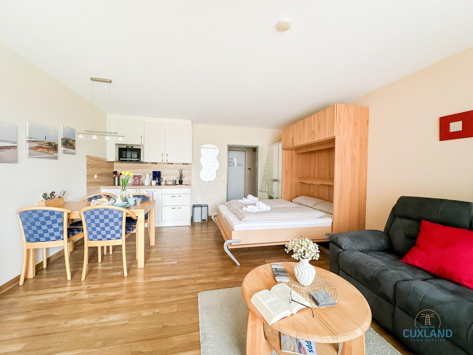 Wohnung mit Schlafbereich, Wohn- und Essbereich sowie Küche.