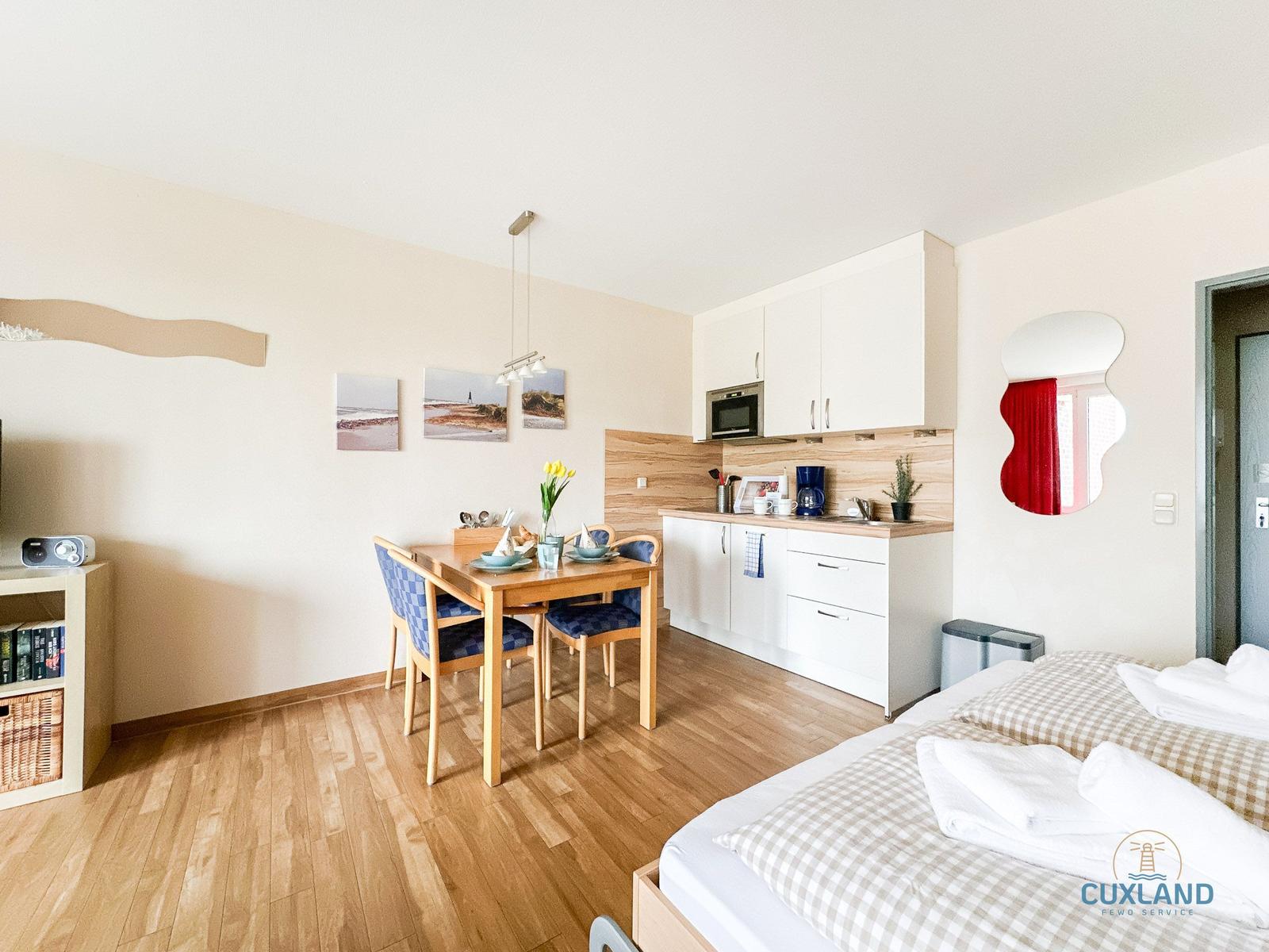 Schlafzimmer mit Küchenbereich und Esstisch