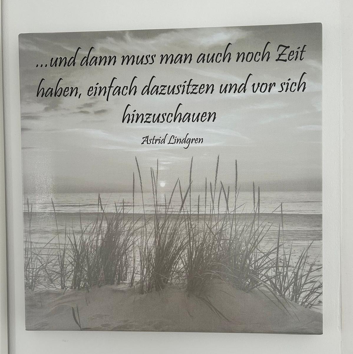 Wandbild mit Strandmotiv und Zitat von Astrid Lindgren.