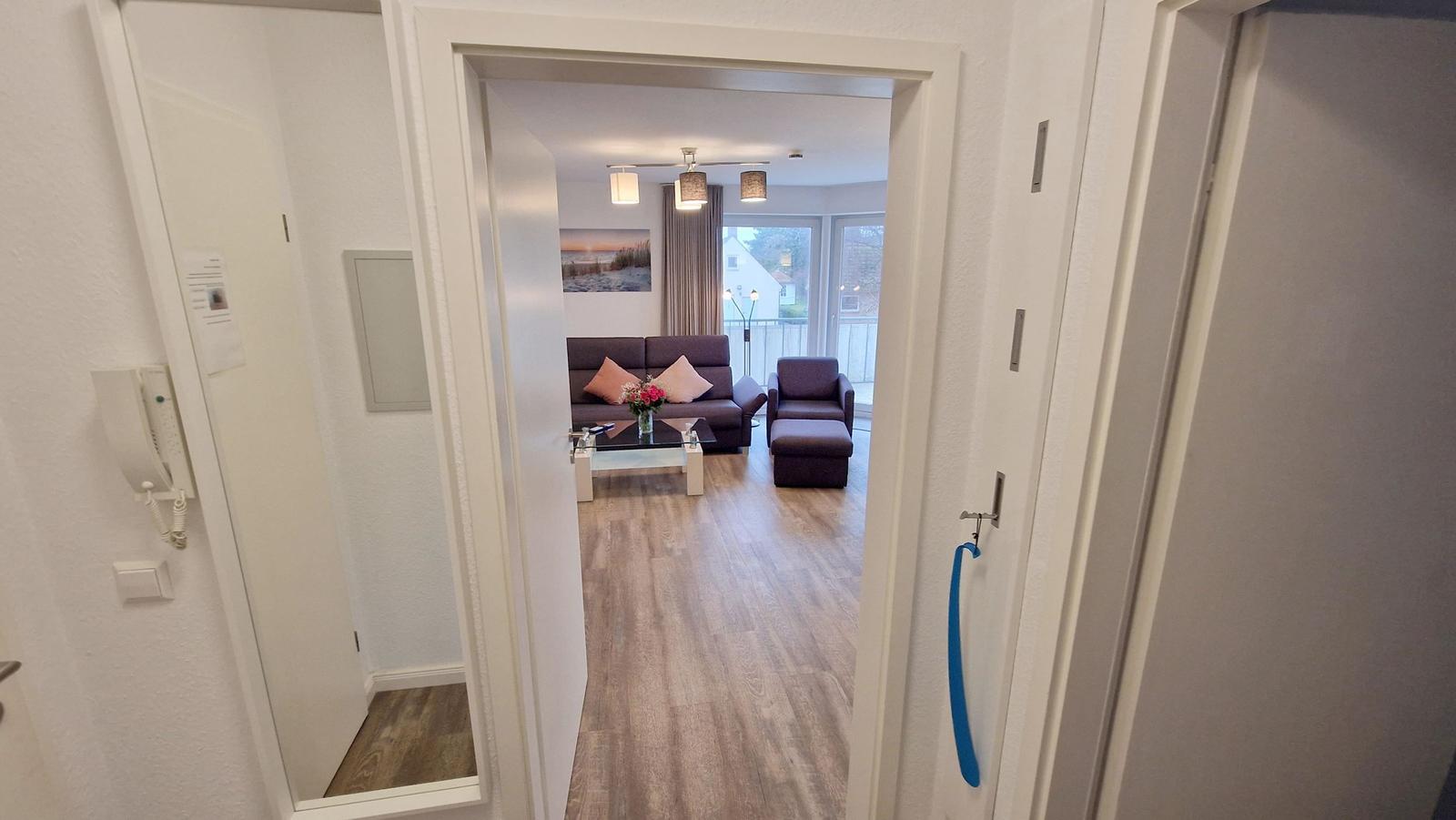 Flur mit Blick zum Wohnzimmer...