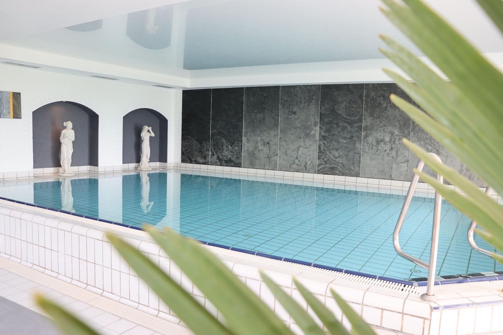 Innere Poolanlage mit Statuen und Marmorwand