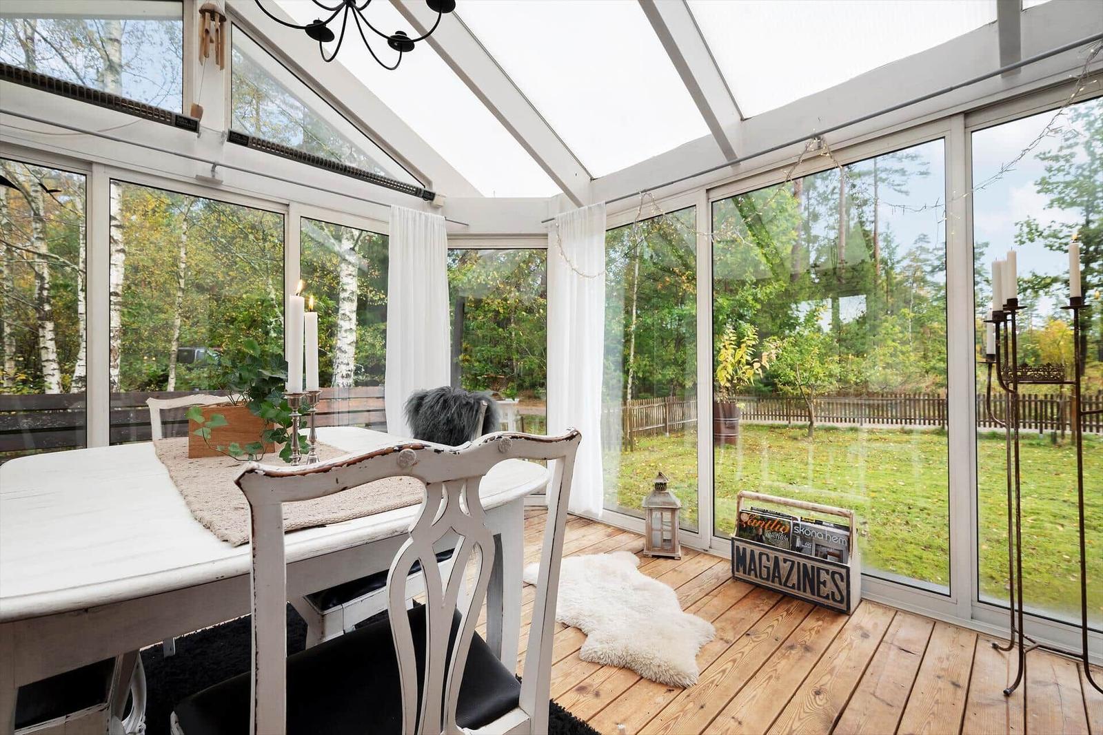 Essbereich mit Tisch, Stühlen und Blick auf Garten