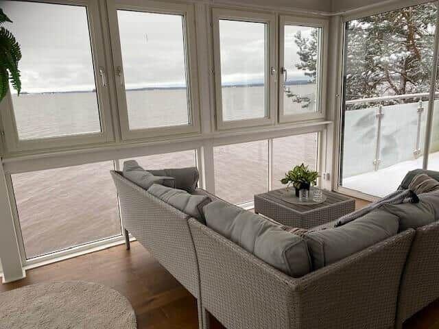 Wohnbereich mit Blick auf Wasser und Balkon