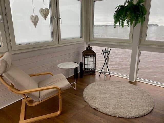 Terrasse mit Sitzgelegenheit und Blick auf Wasser