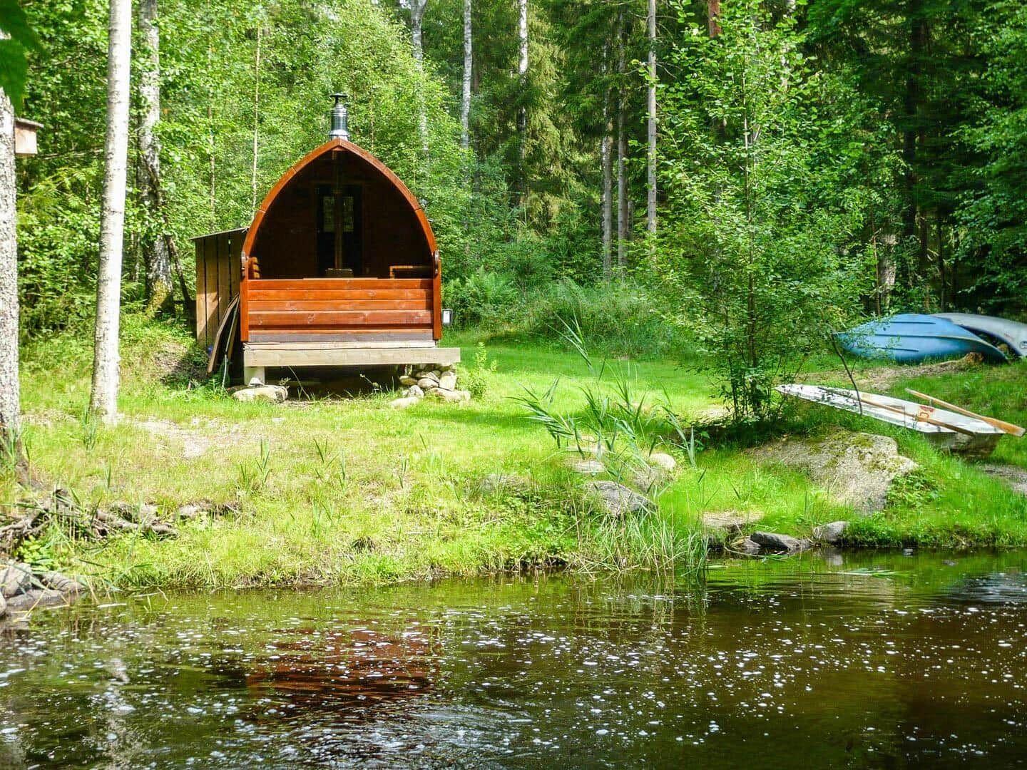 Holzsauna am See mit Blick in den Wald
