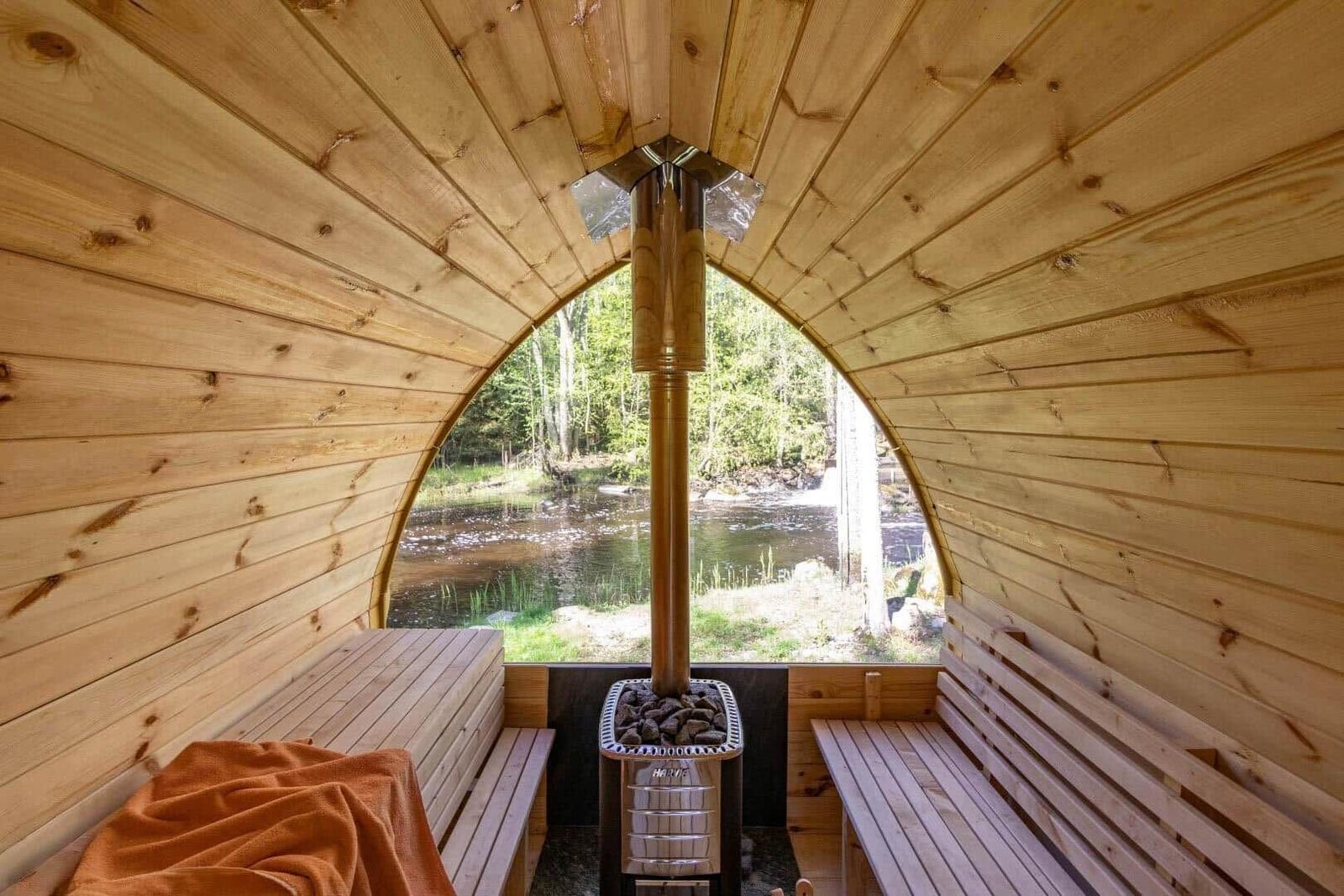 Holzsauna mit Blick auf Fluss und Wald