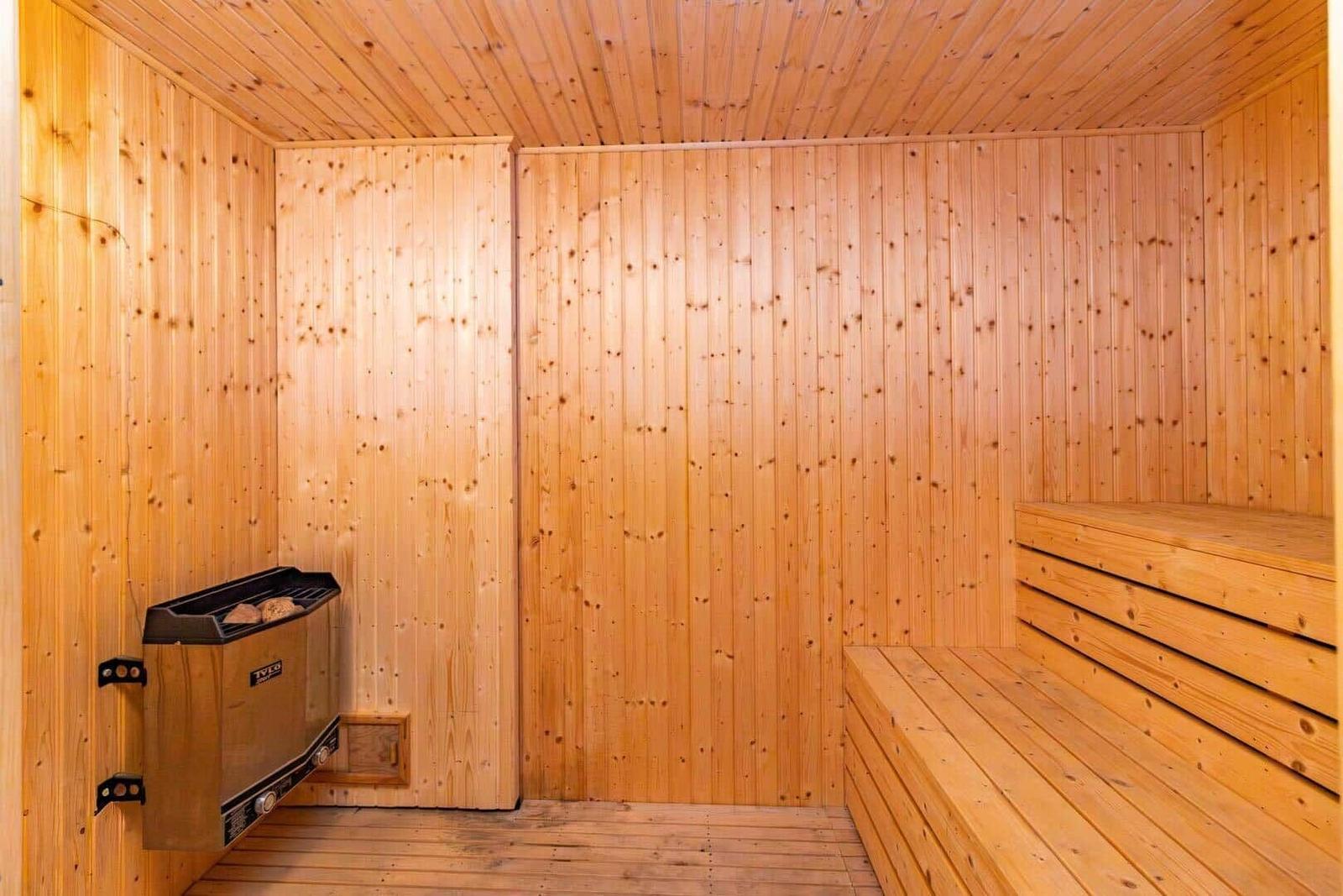 Sauna mit Holzwänden und Sitzbänken