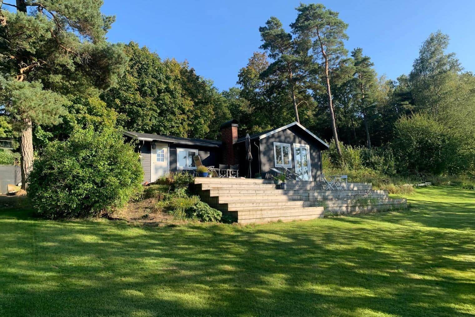 Holzhaus mit Terrasse und Garten in Waldnähe