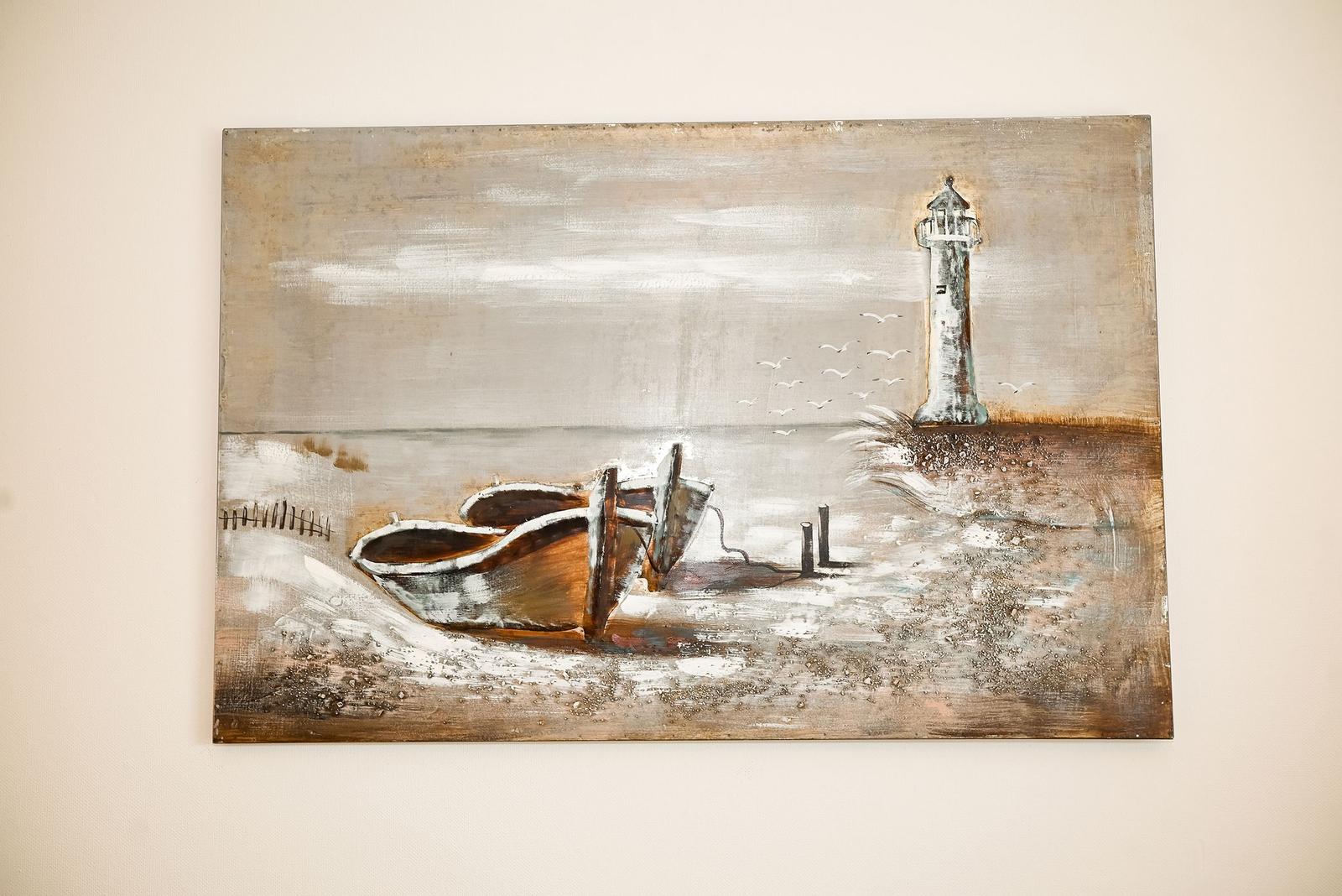 Wandbild mit Leuchtturm, Booten und Möwen an Strand