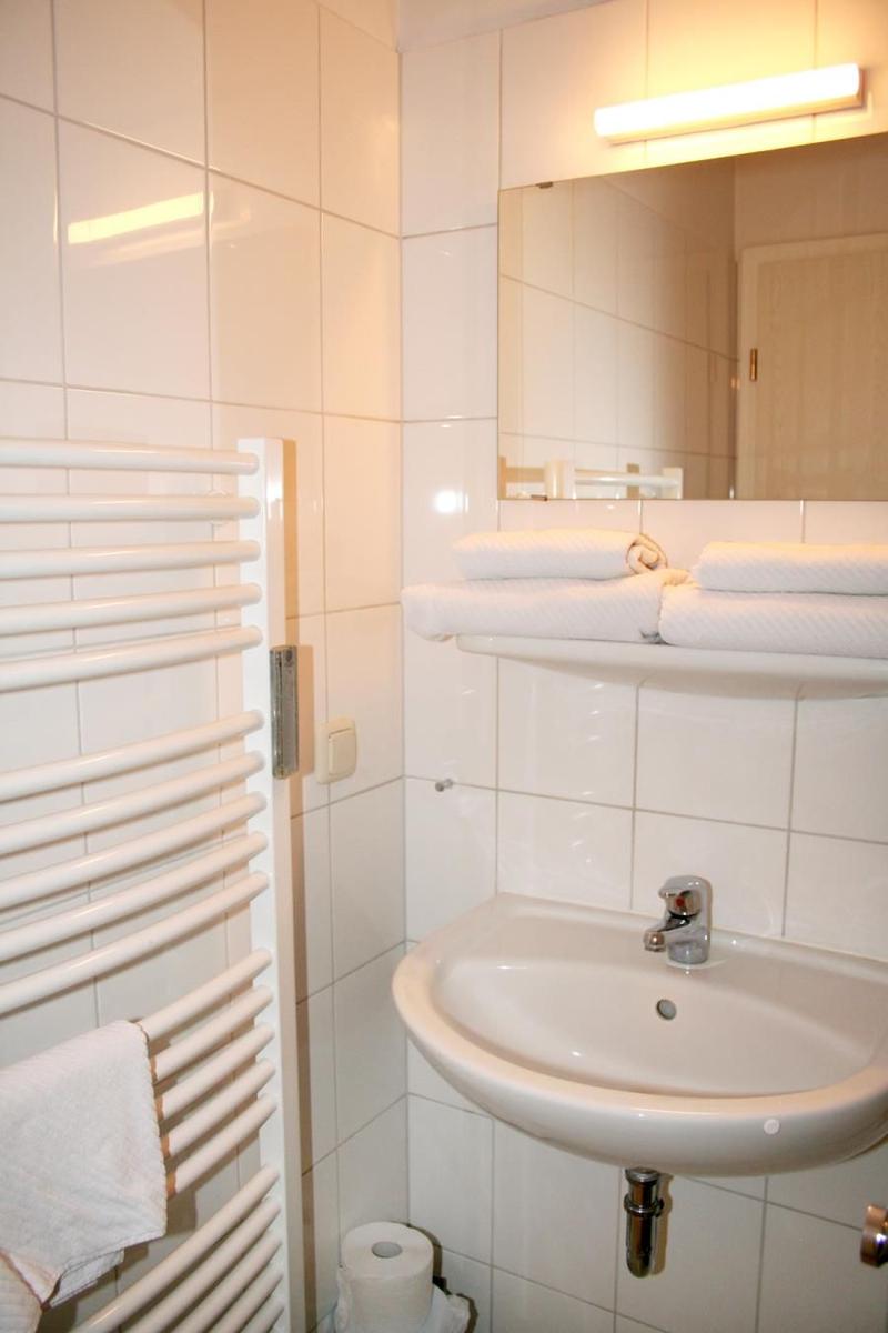 Bad mit Dusche und WC